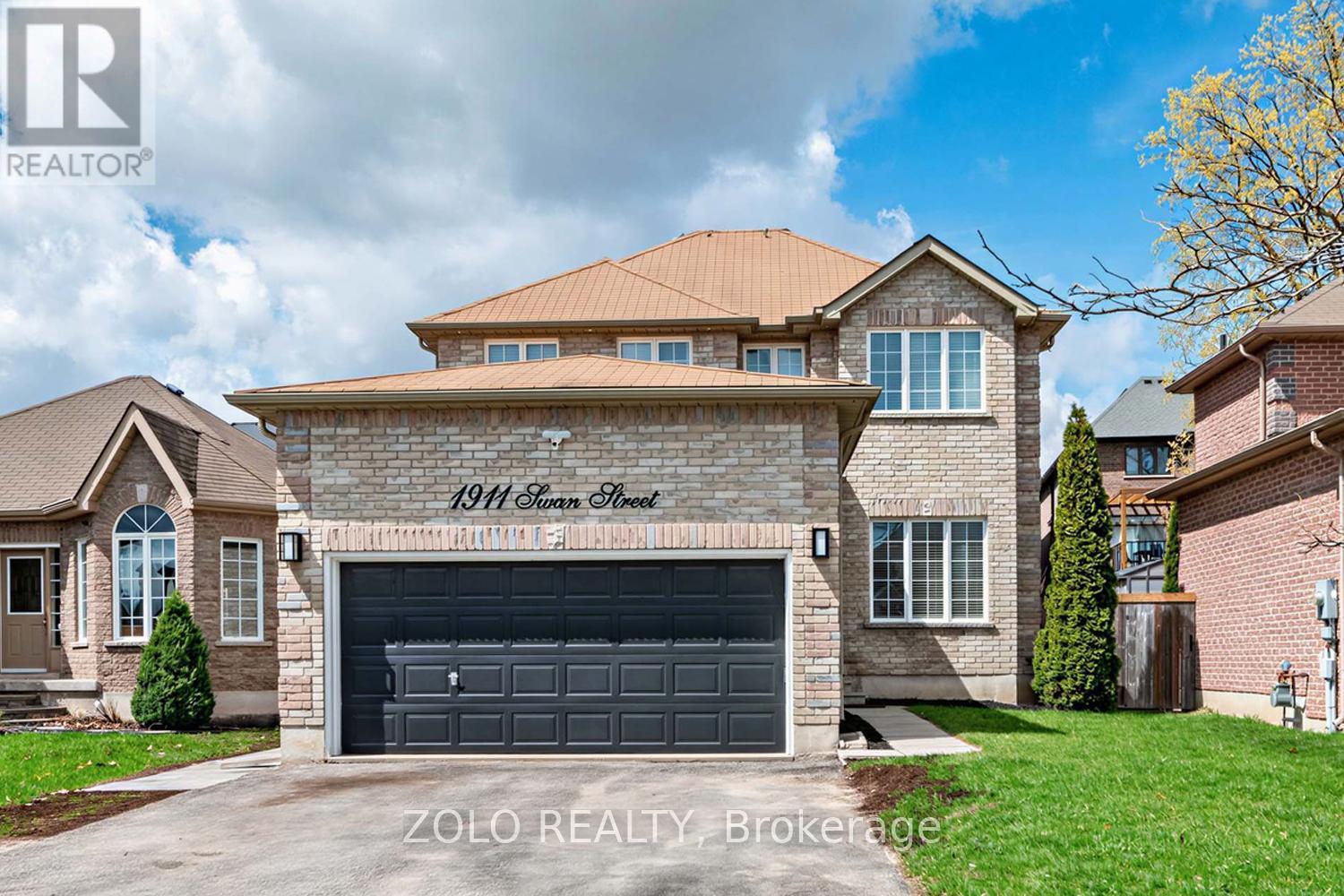 1911 Swan Street, Innisfil, ON - Outdoor With Facade