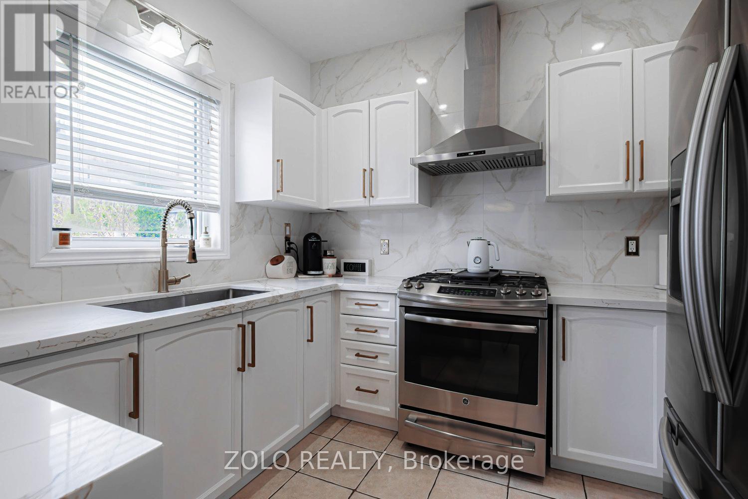 1911 Swan Street, Innisfil, ON - Indoor Photo Showing Kitchen With Upgraded Kitchen