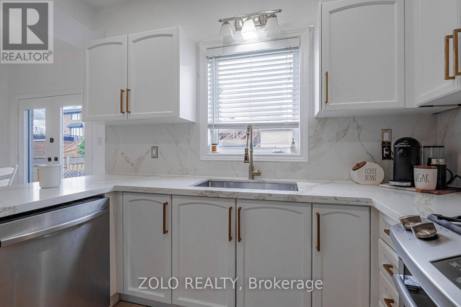1911 Swan Street, Innisfil, ON - Indoor Photo Showing Kitchen