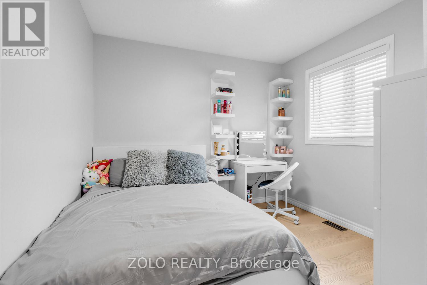 1911 Swan Street, Innisfil, ON - Indoor Photo Showing Bedroom