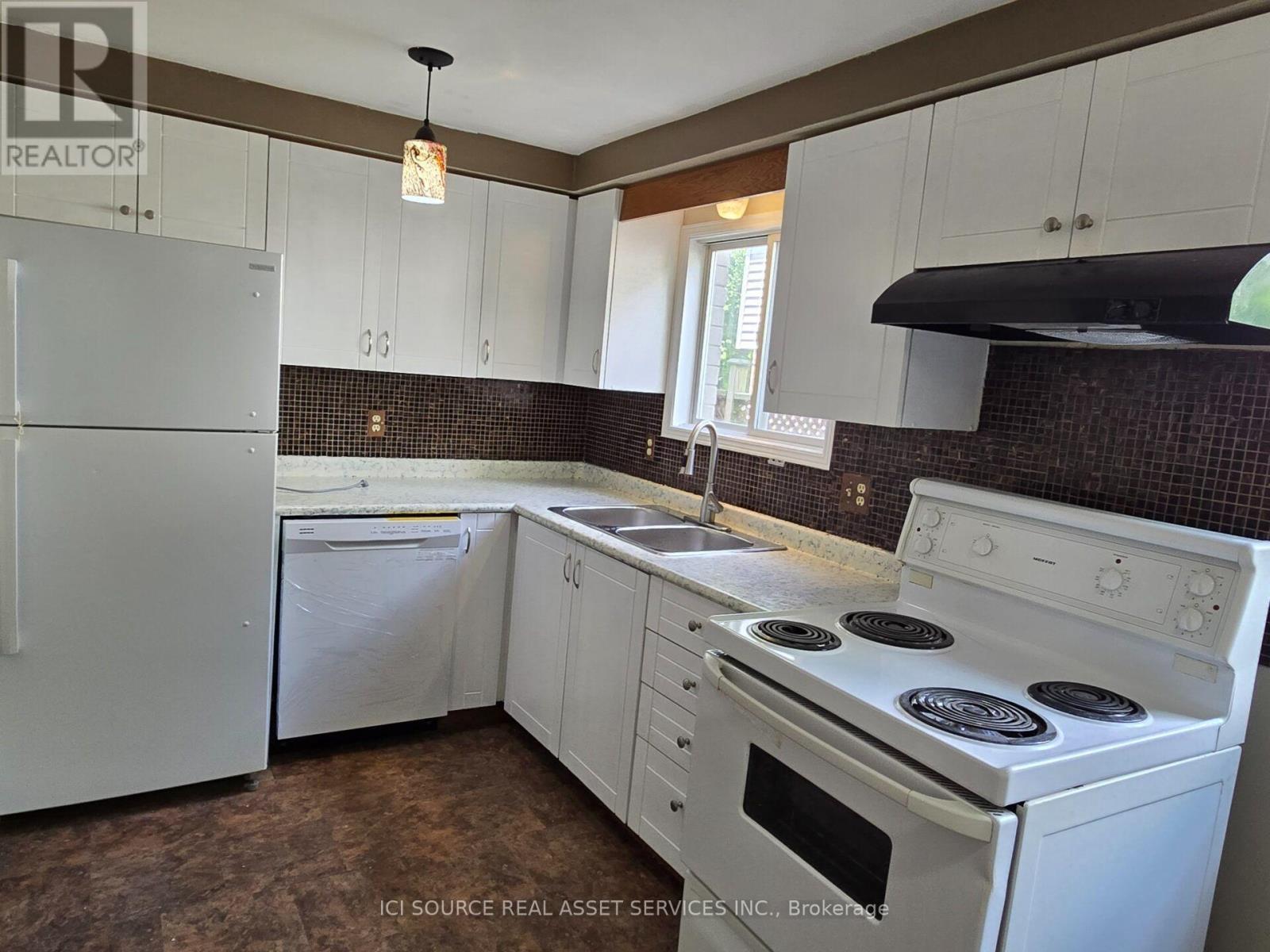 90 Cole Road, Guelph, ON - Indoor Photo Showing Kitchen With Double Sink