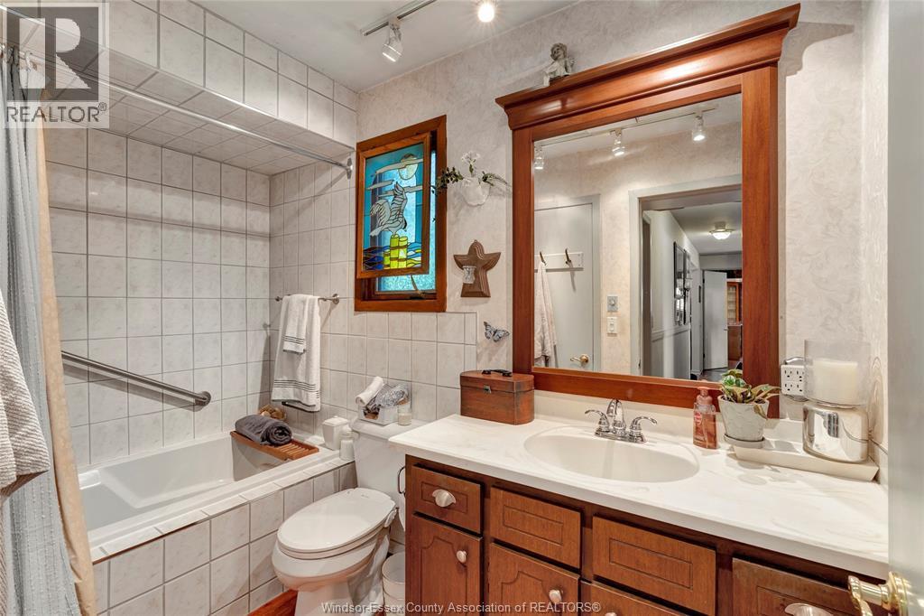 1335 Laurier Drive, Lasalle, ON - Indoor Photo Showing Bathroom