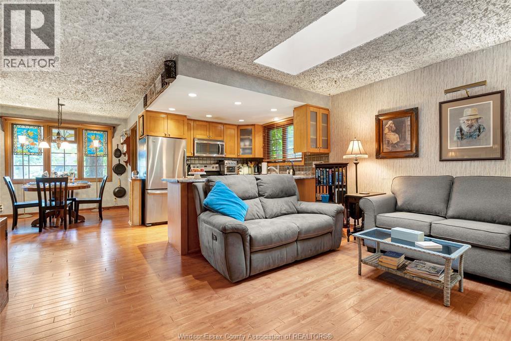 1335 Laurier Drive, Lasalle, ON - Indoor Photo Showing Living Room