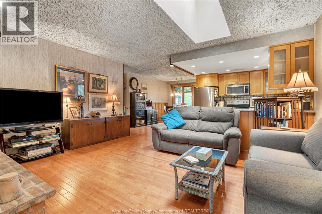 1335 Laurier Drive, Lasalle, ON - Indoor Photo Showing Living Room