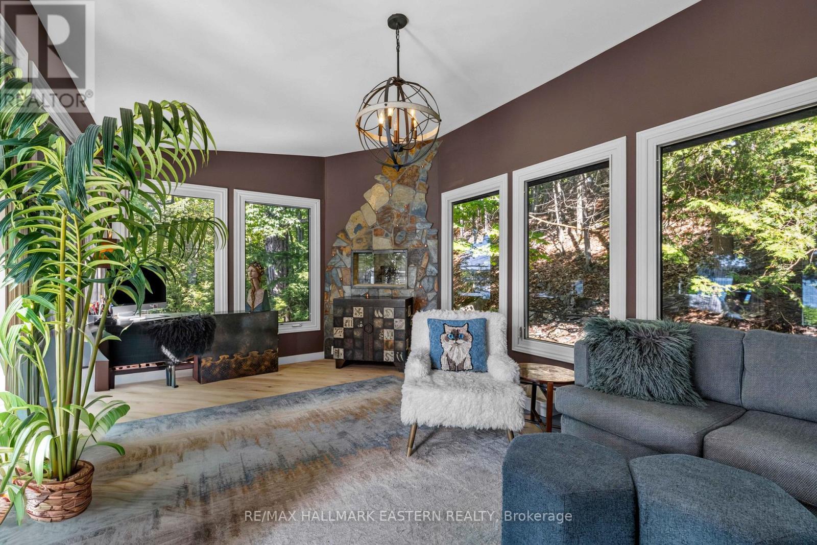 1052 Tedford Lane, Douro-Dummer, ON - Indoor Photo Showing Living Room