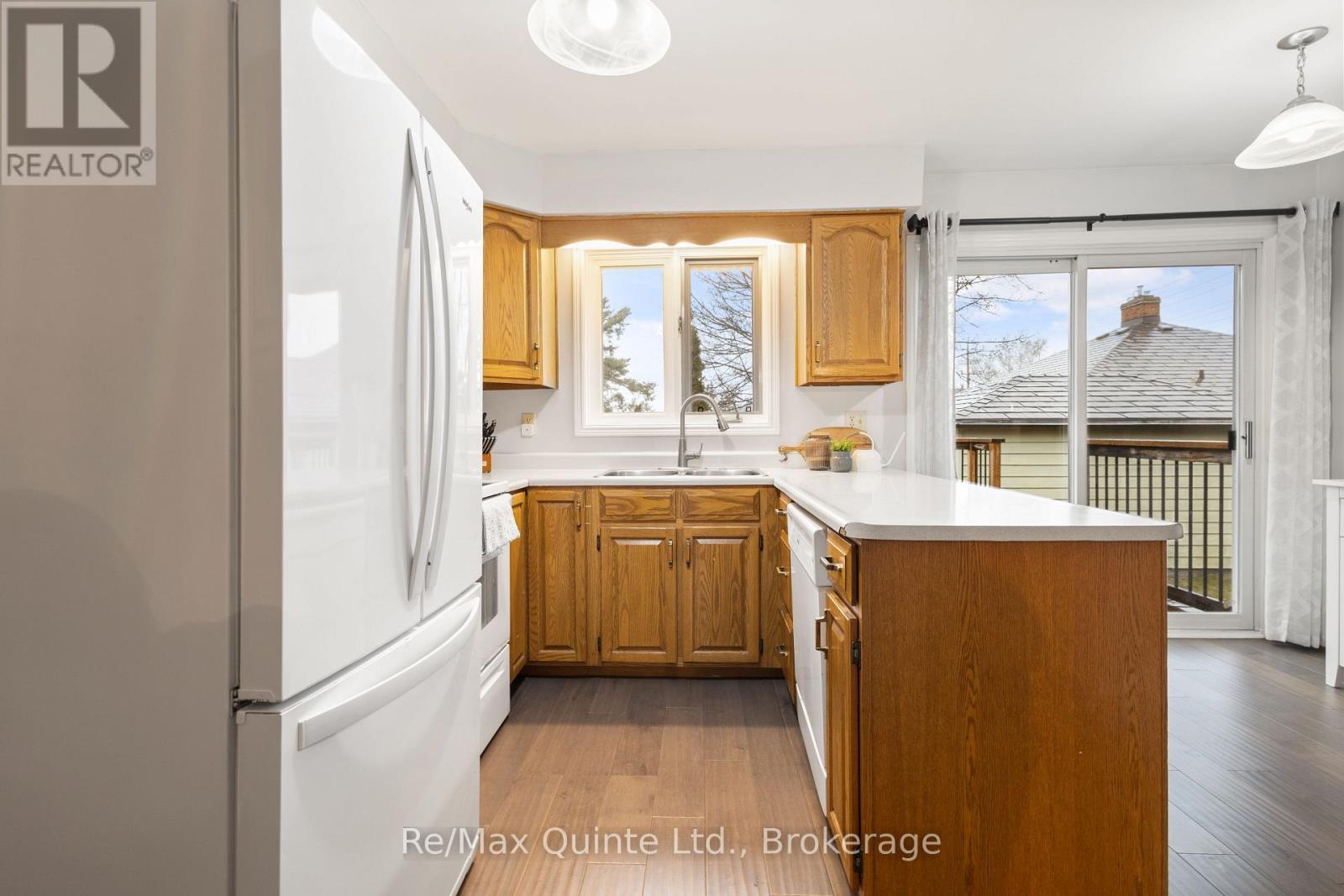 310 Bridge Street W, Belleville (Belleville Ward), ON - Indoor Photo Showing Kitchen With Double Sink