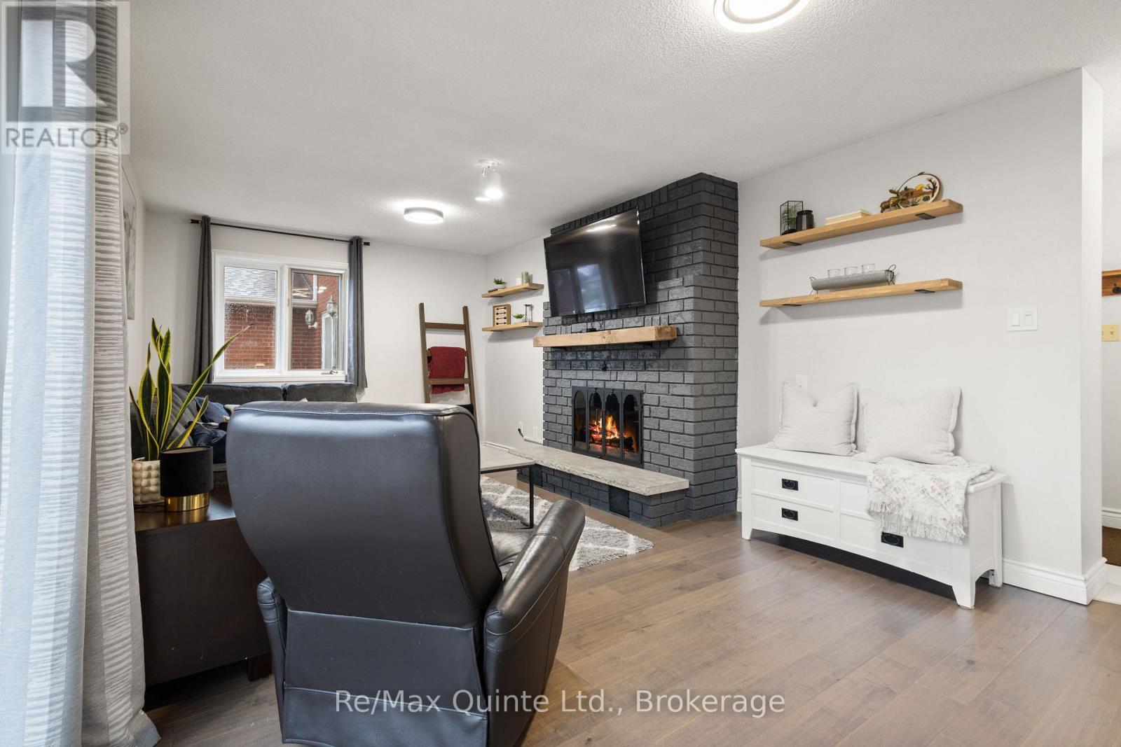 310 Bridge Street W, Belleville (Belleville Ward), ON - Indoor With Fireplace