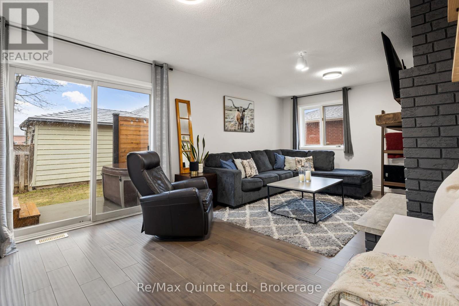 310 Bridge Street W, Belleville (Belleville Ward), ON - Indoor Photo Showing Living Room