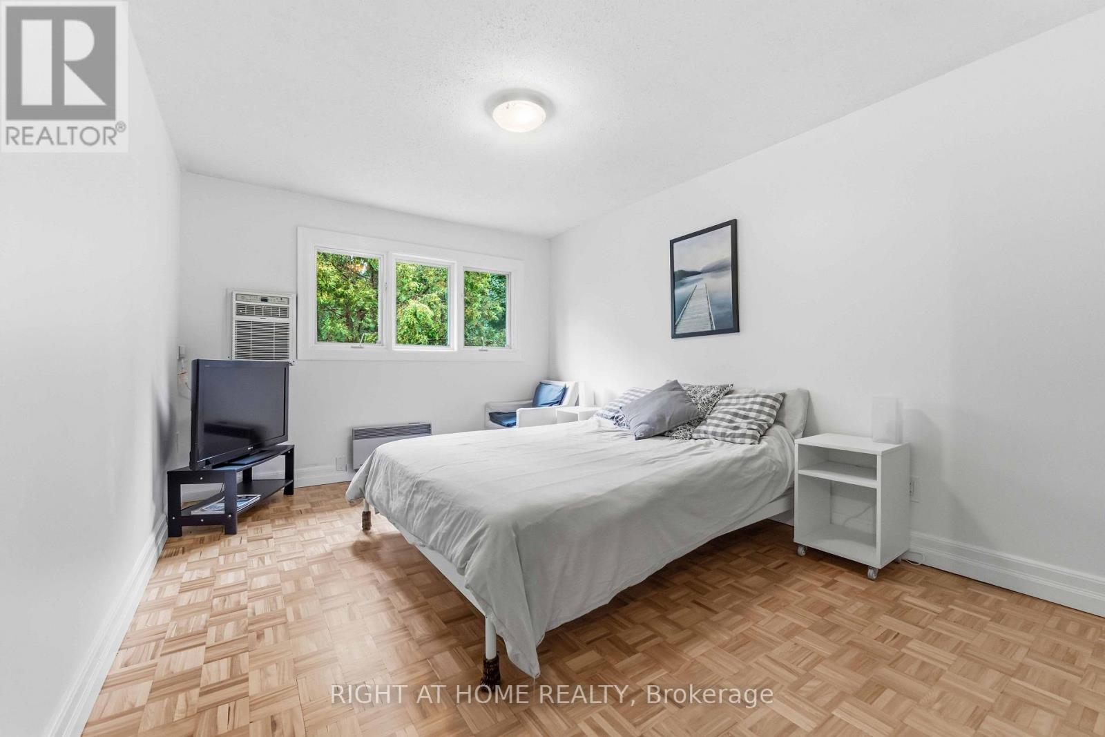 73 Hobart Crescent, Ottawa, ON - Indoor Photo Showing Bedroom