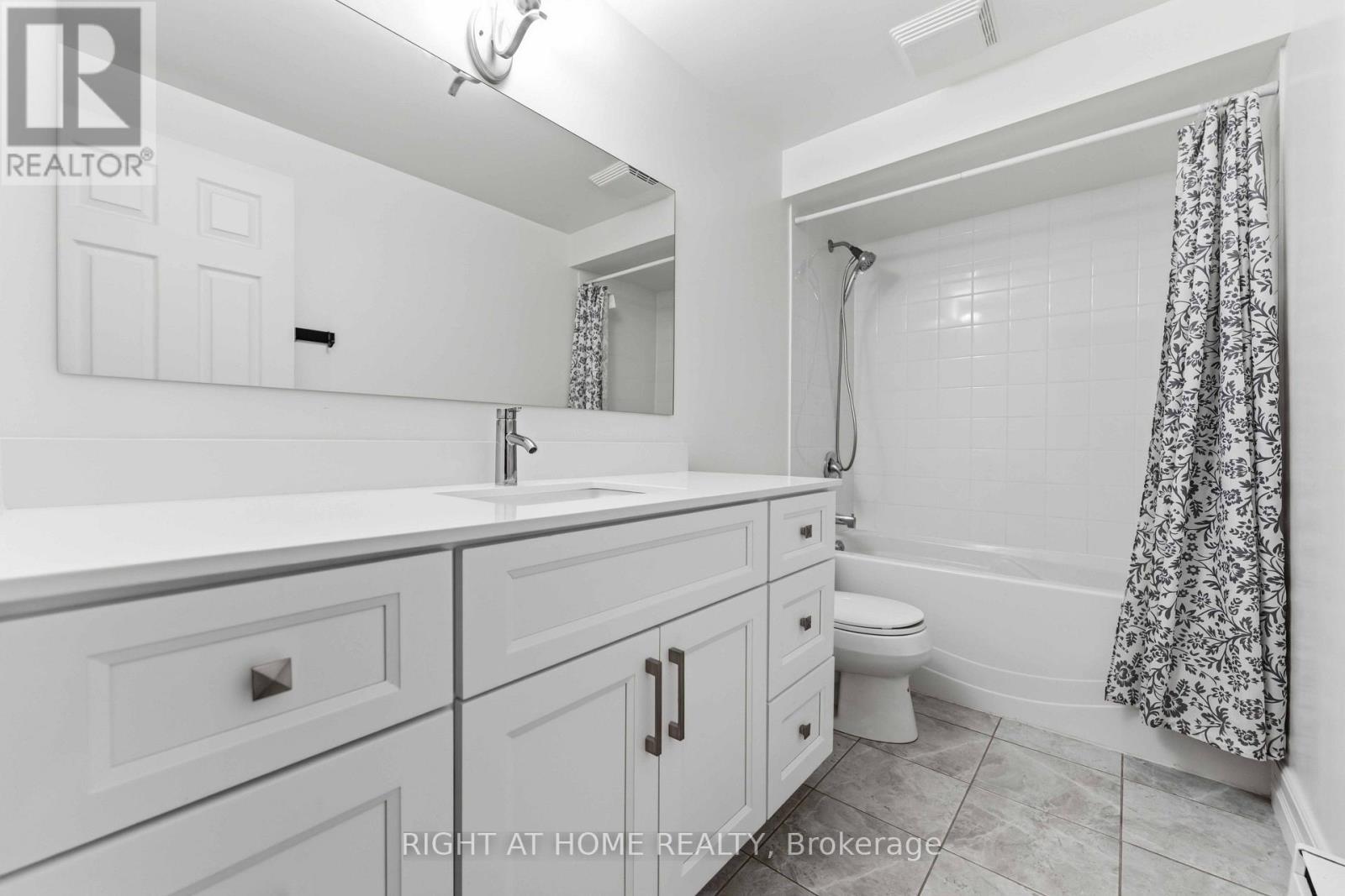 73 Hobart Crescent, Ottawa, ON - Indoor Photo Showing Bathroom