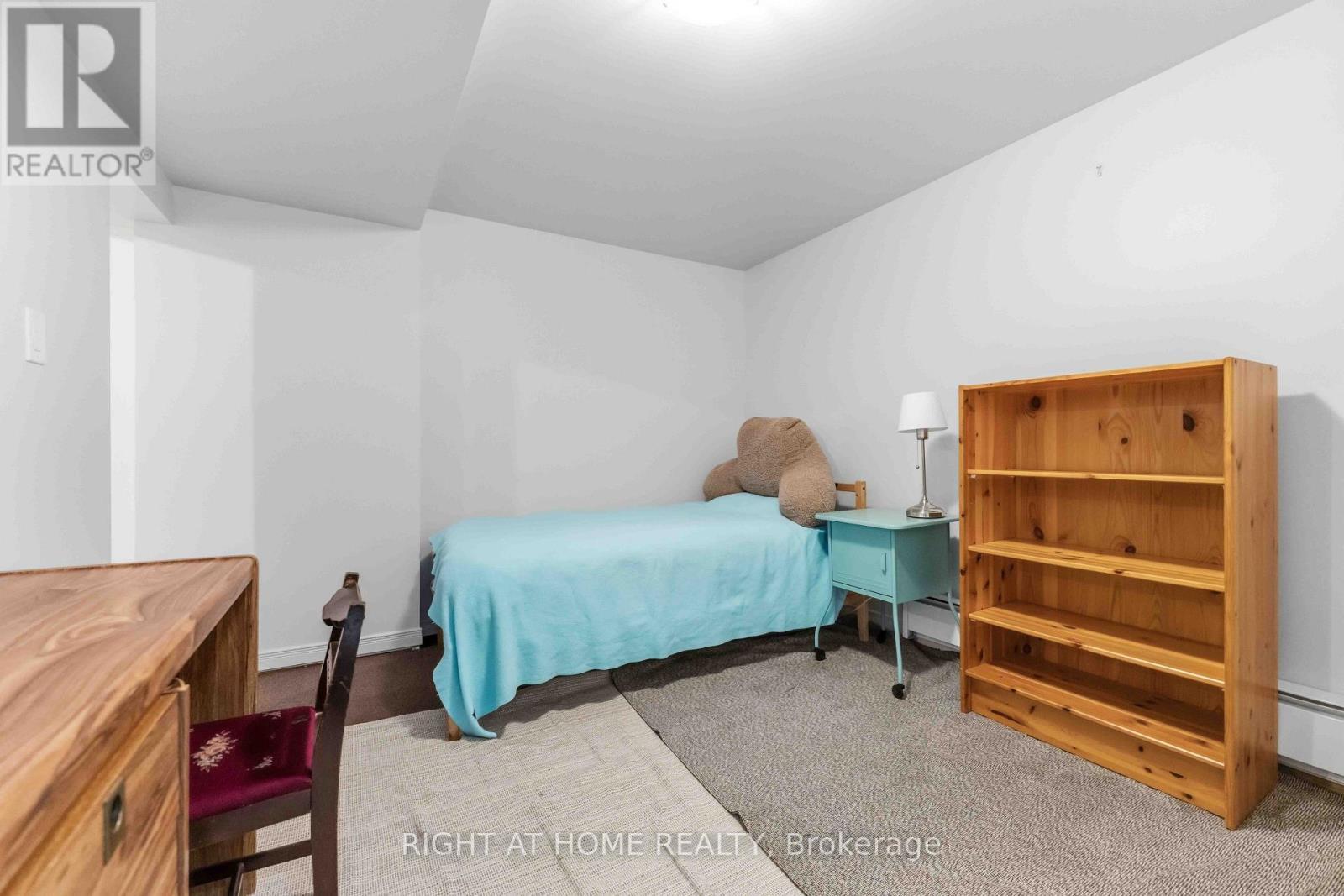 73 Hobart Crescent, Ottawa, ON - Indoor Photo Showing Bedroom
