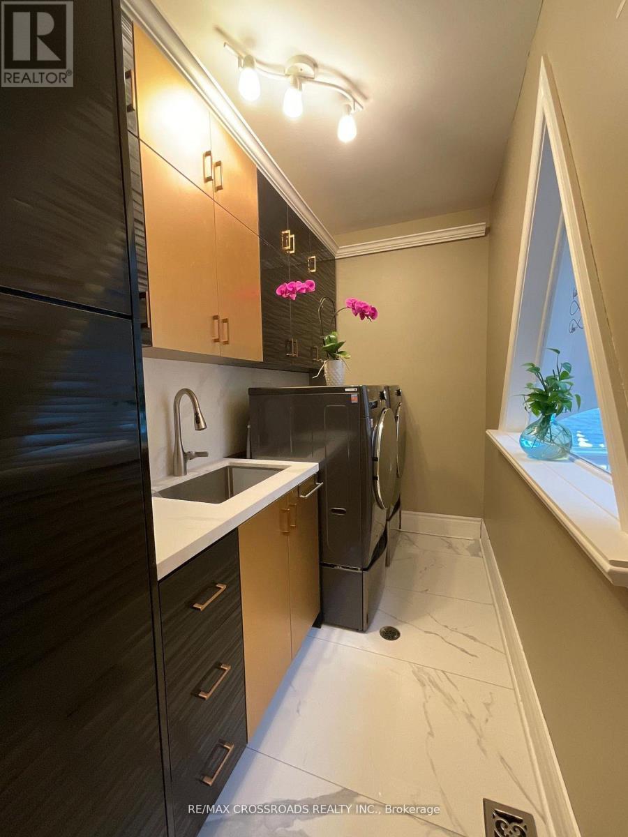 129 Lakeland Crescent, Richmond Hill, ON - Indoor Photo Showing Laundry Room