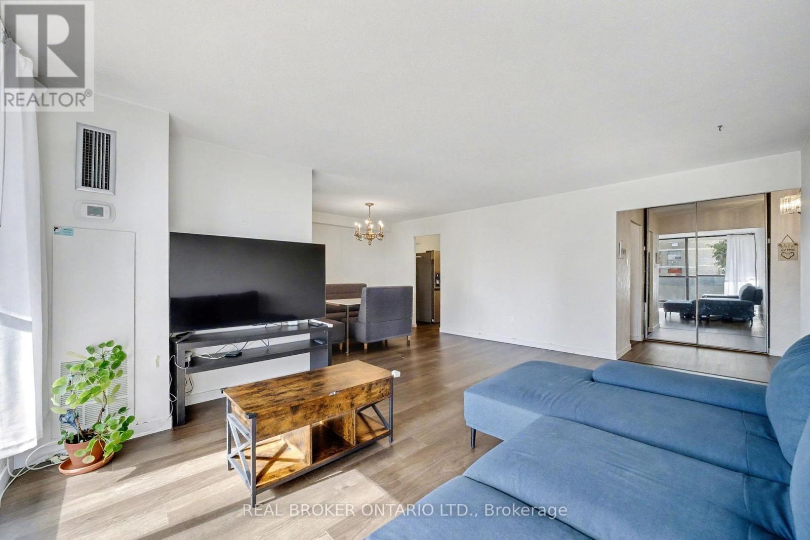 Living Room - 100 Canyon Avenue, Toronto, ON - Indoor Photo Showing Living Room