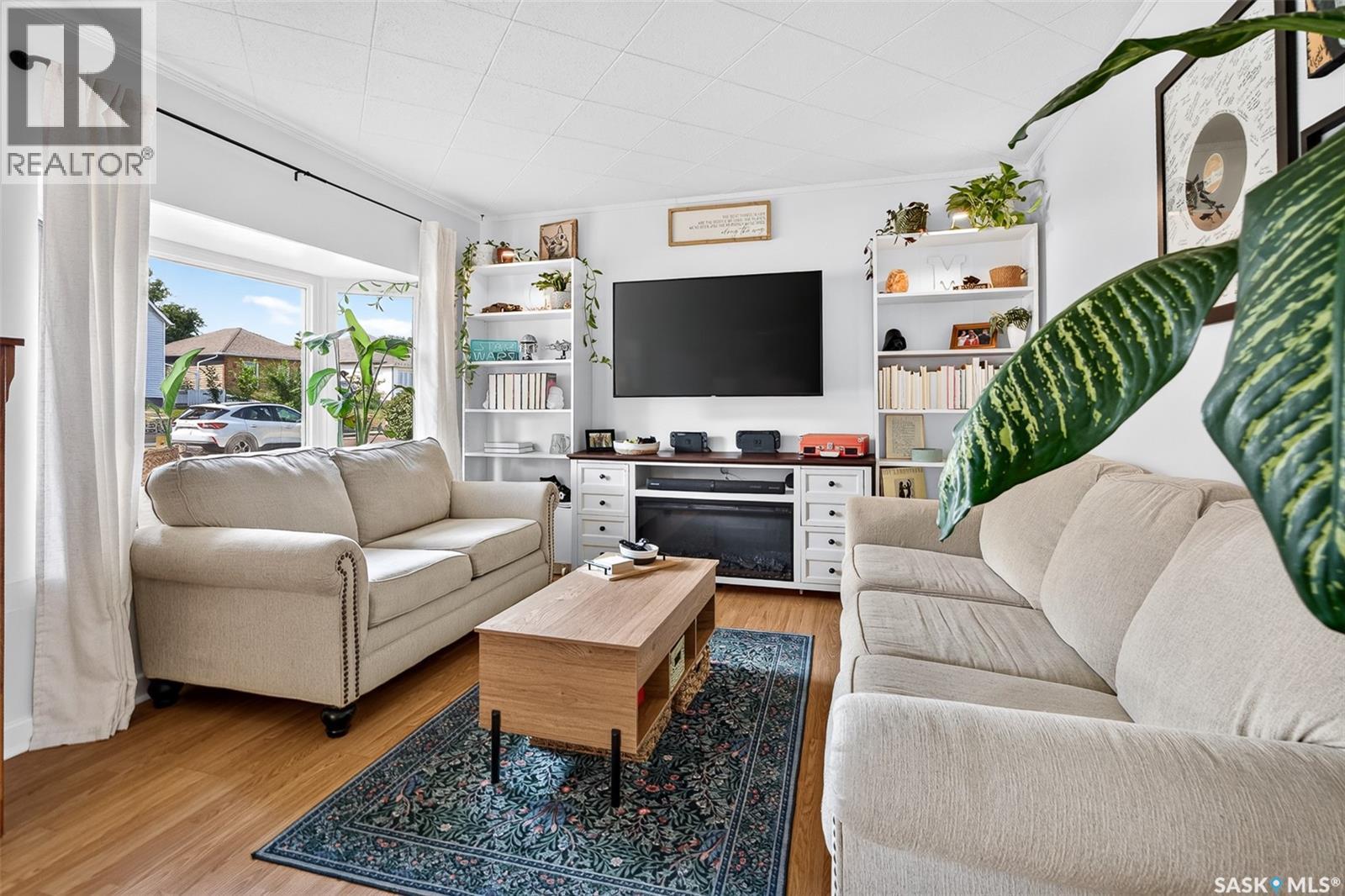 1032 Lillooet Street W, Moose Jaw, SK - Indoor Photo Showing Living Room