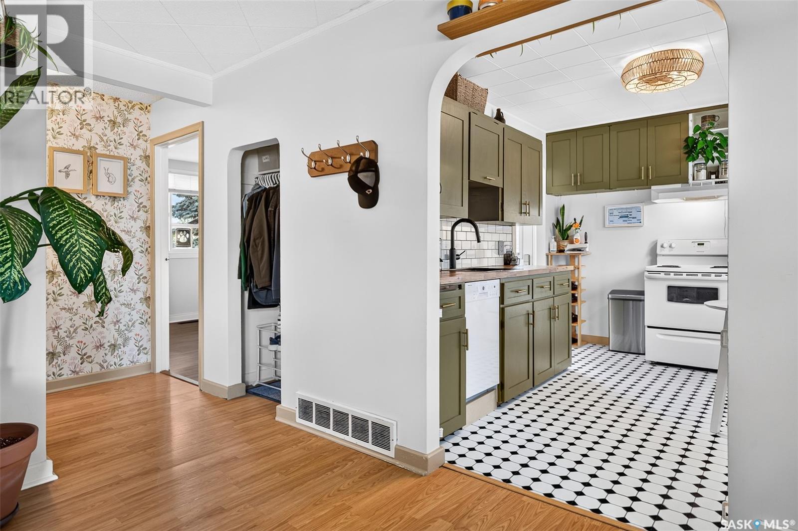 1032 Lillooet Street W, Moose Jaw, SK - Indoor Photo Showing Kitchen