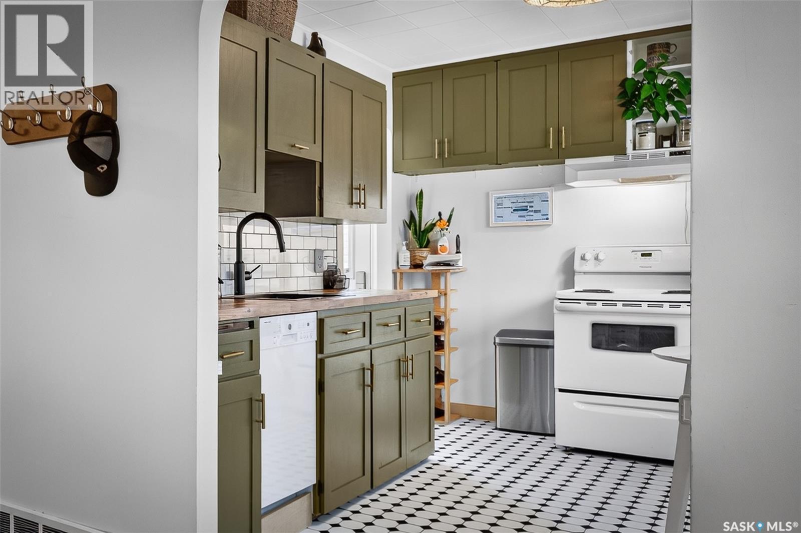 1032 Lillooet Street W, Moose Jaw, SK - Indoor Photo Showing Kitchen