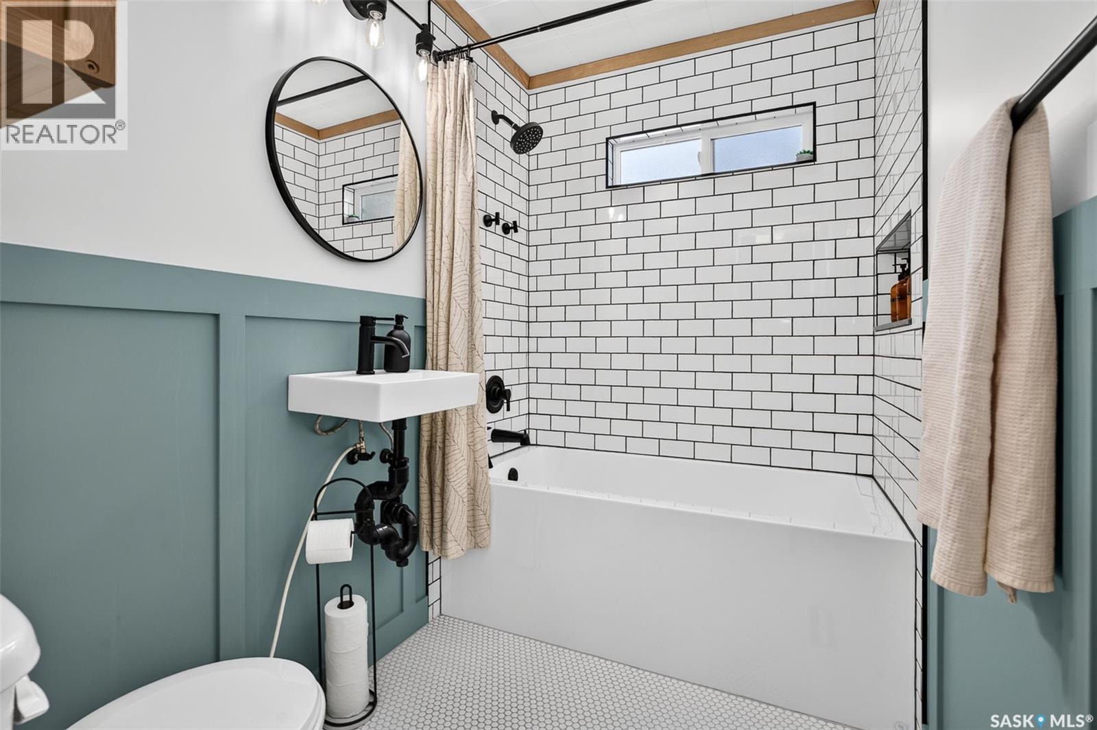 1032 Lillooet Street W, Moose Jaw, SK - Indoor Photo Showing Bathroom