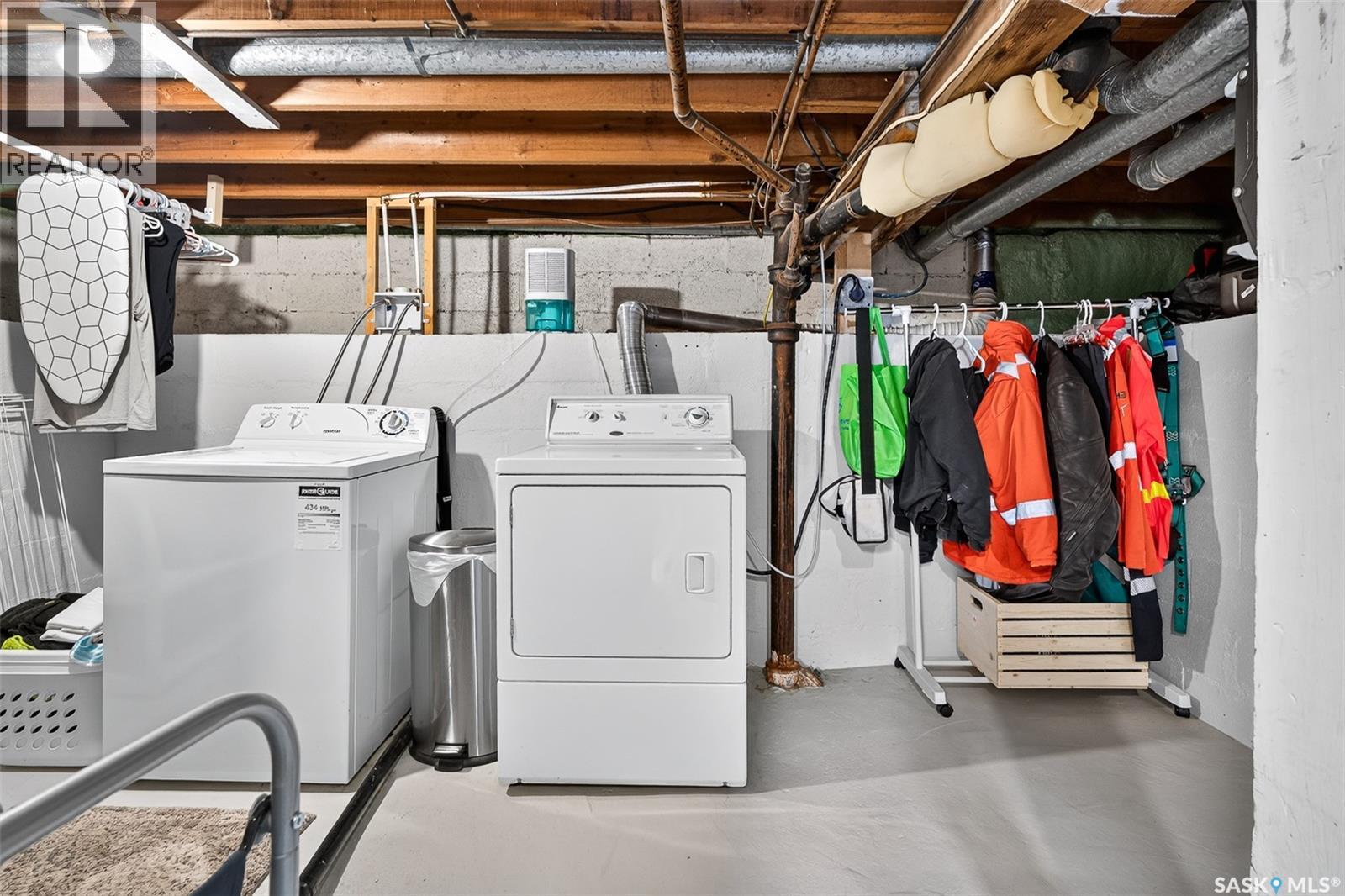 1032 Lillooet Street W, Moose Jaw, SK - Indoor Photo Showing Laundry Room
