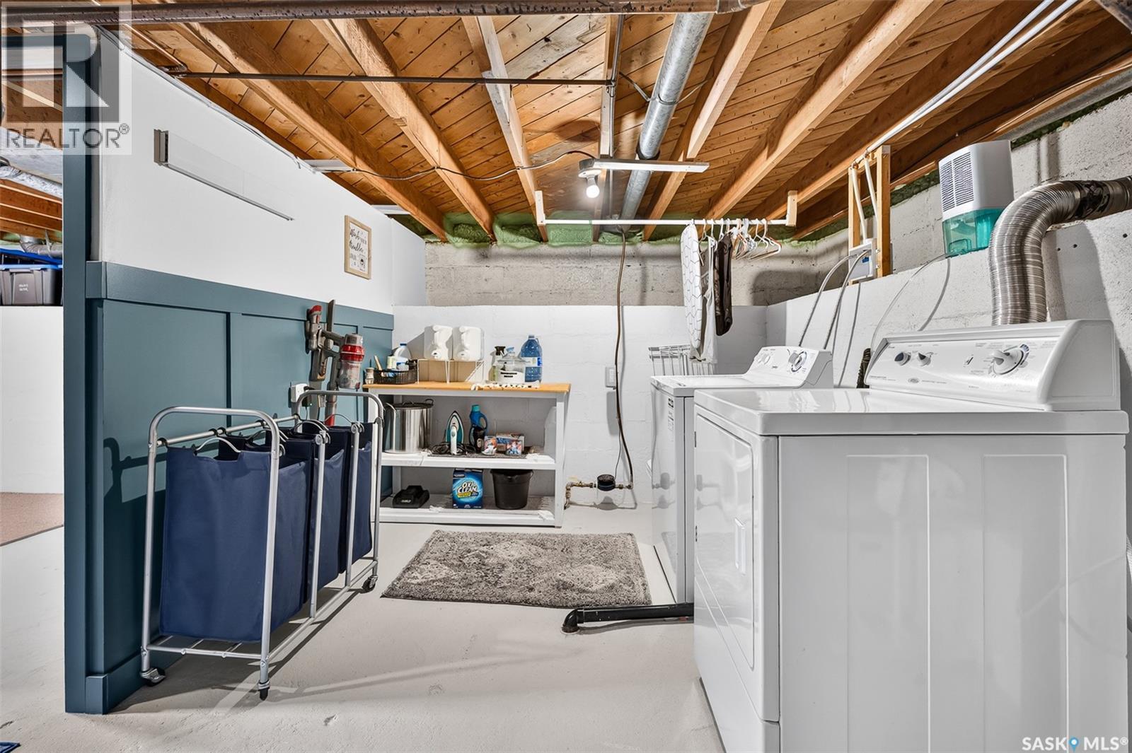 1032 Lillooet Street W, Moose Jaw, SK - Indoor Photo Showing Laundry Room