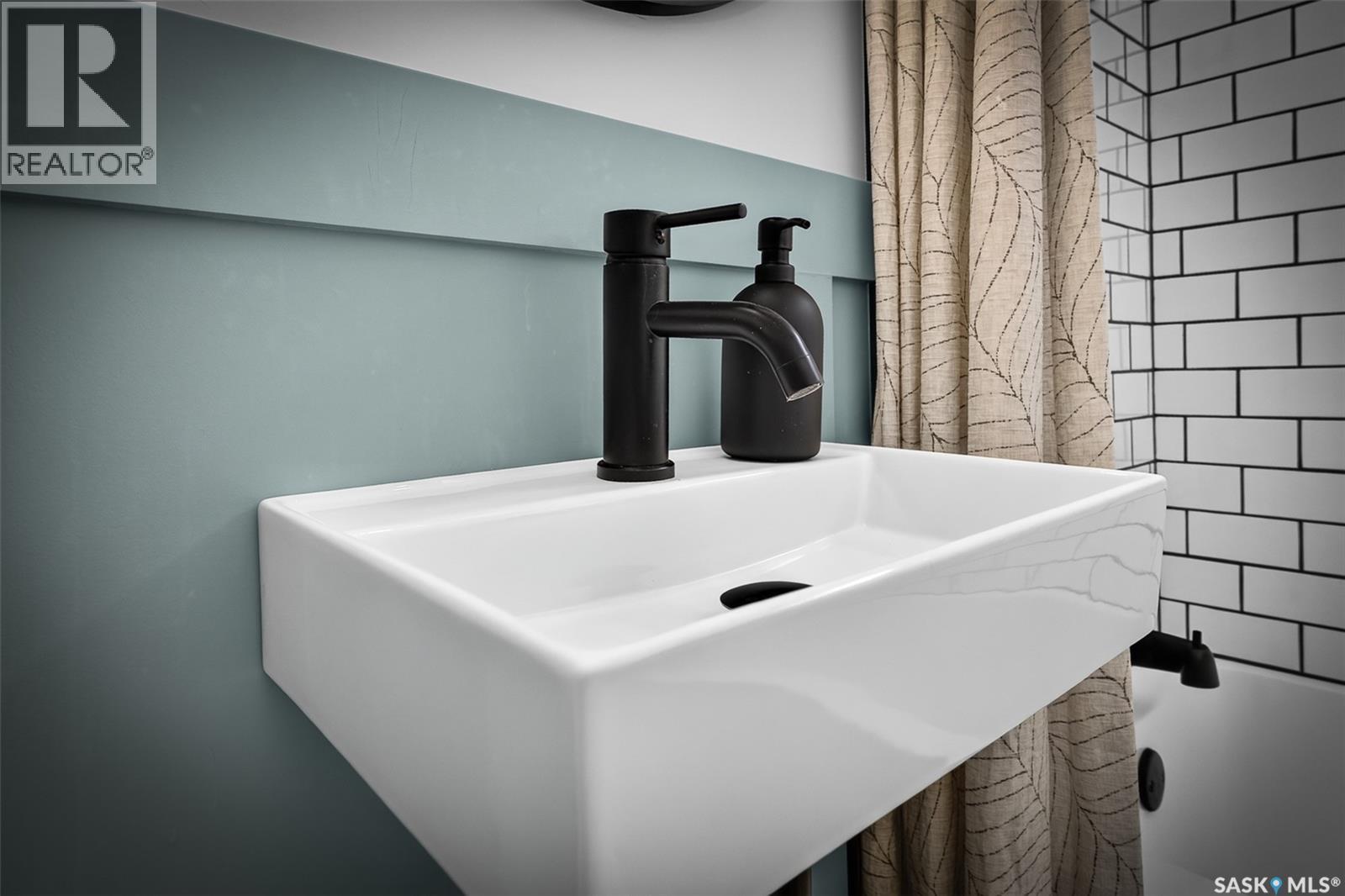 1032 Lillooet Street W, Moose Jaw, SK - Indoor Photo Showing Bathroom