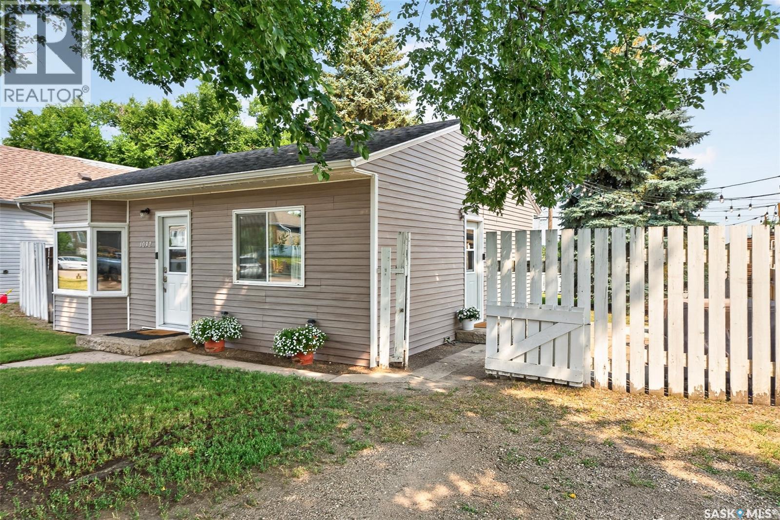 1032 Lillooet Street W, Moose Jaw, SK - Outdoor