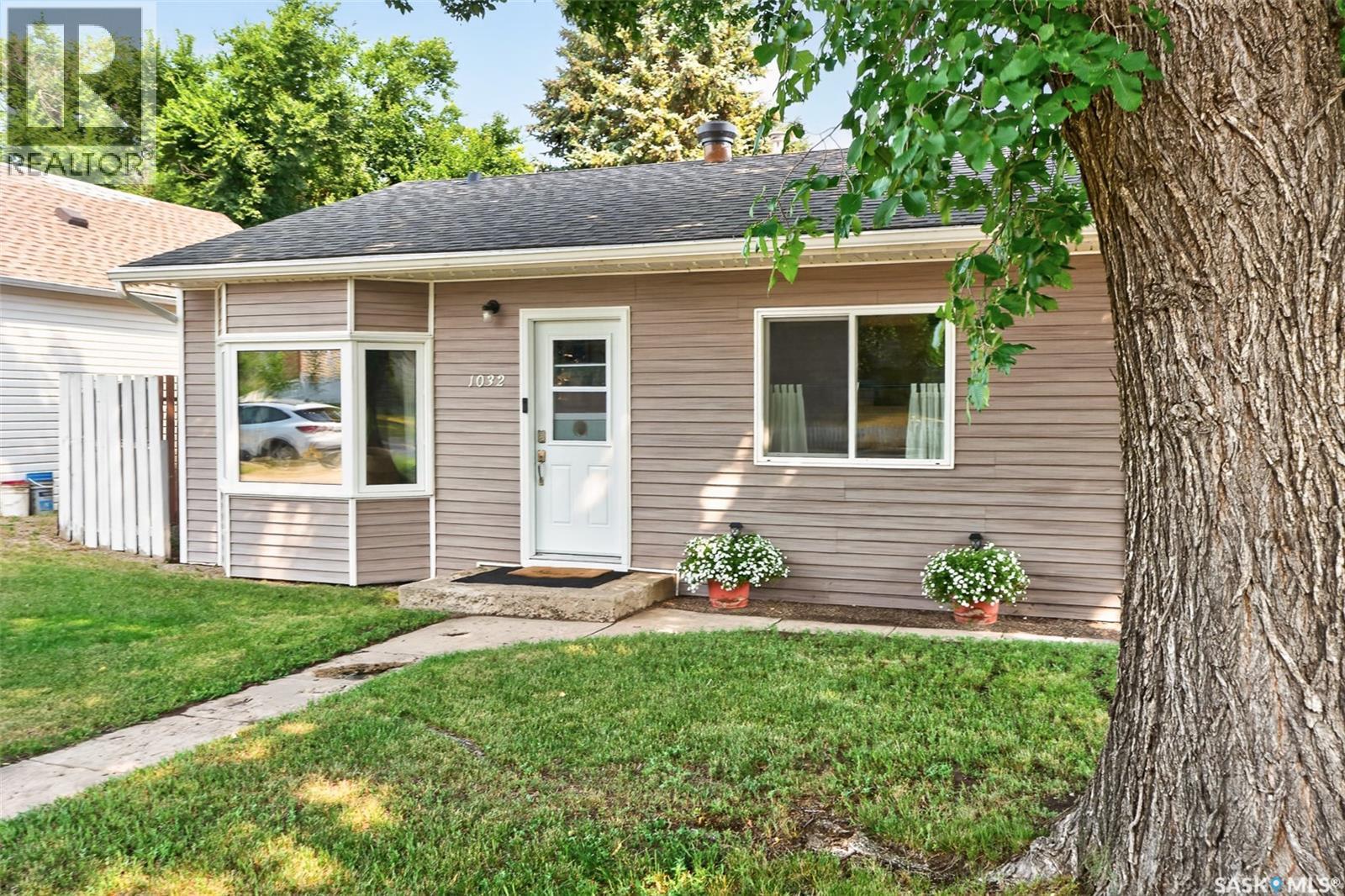 1032 Lillooet Street W, Moose Jaw, SK - Outdoor