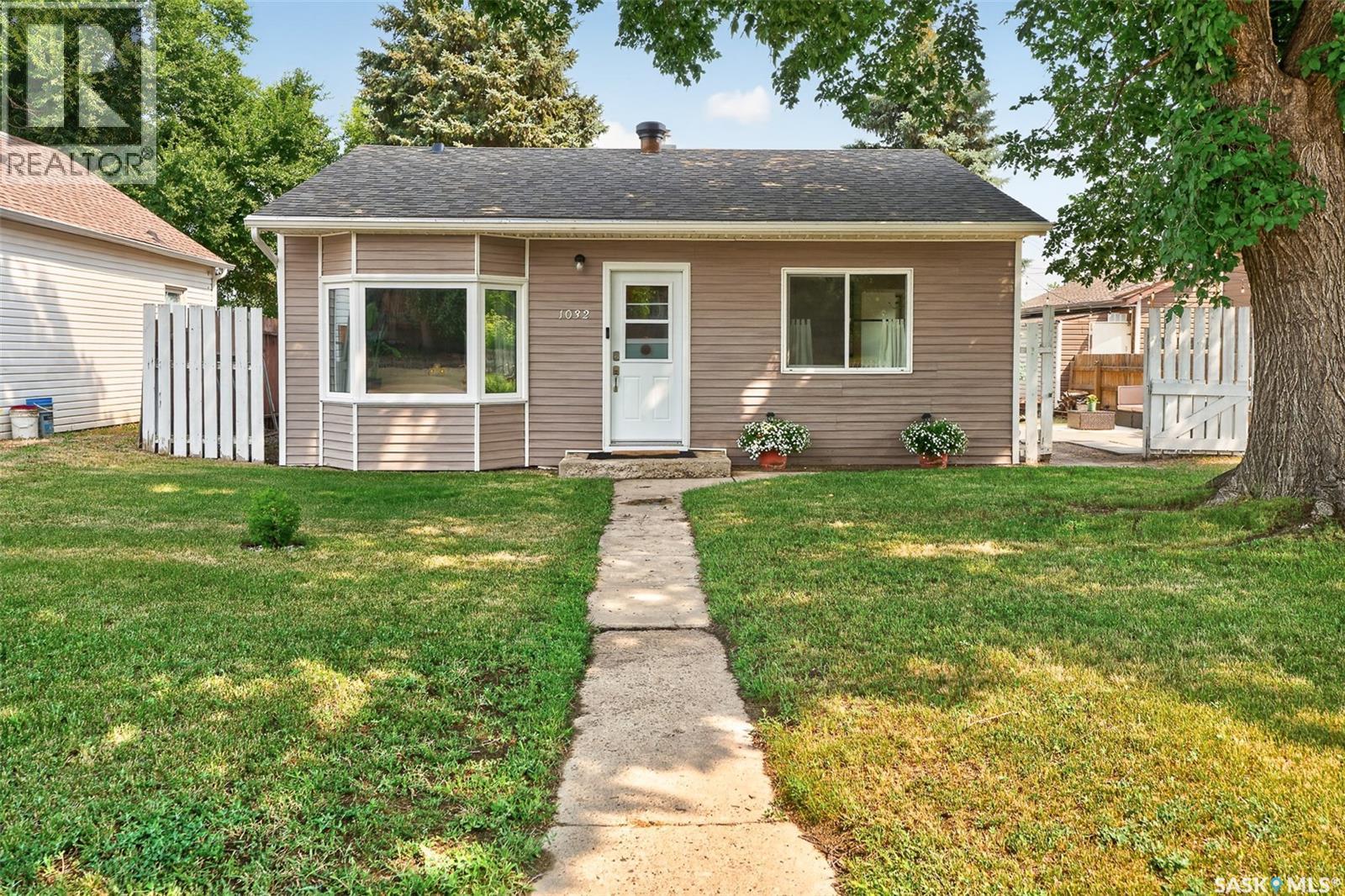 1032 Lillooet Street W, Moose Jaw, SK - Outdoor