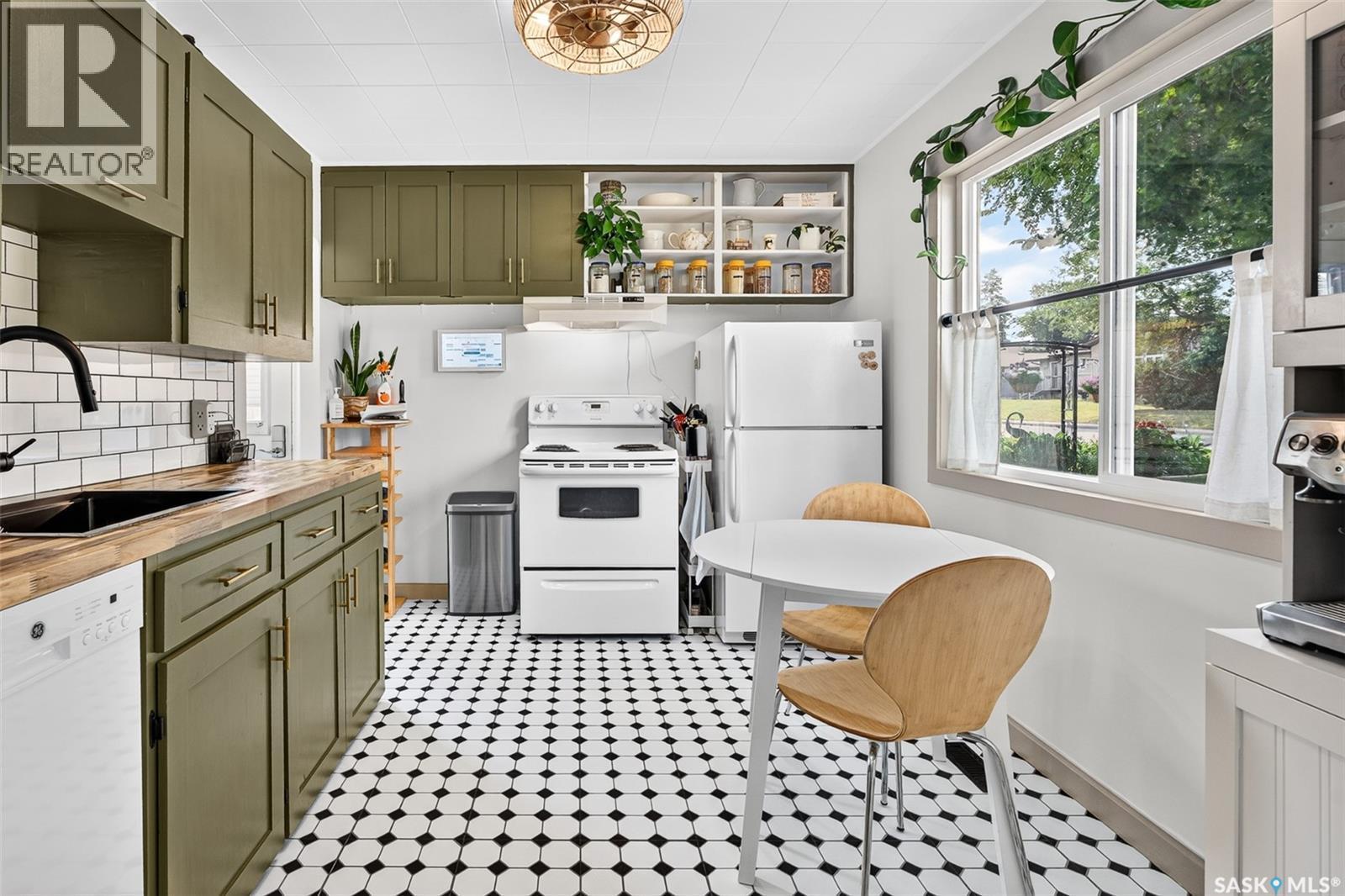 1032 Lillooet Street W, Moose Jaw, SK - Indoor Photo Showing Kitchen