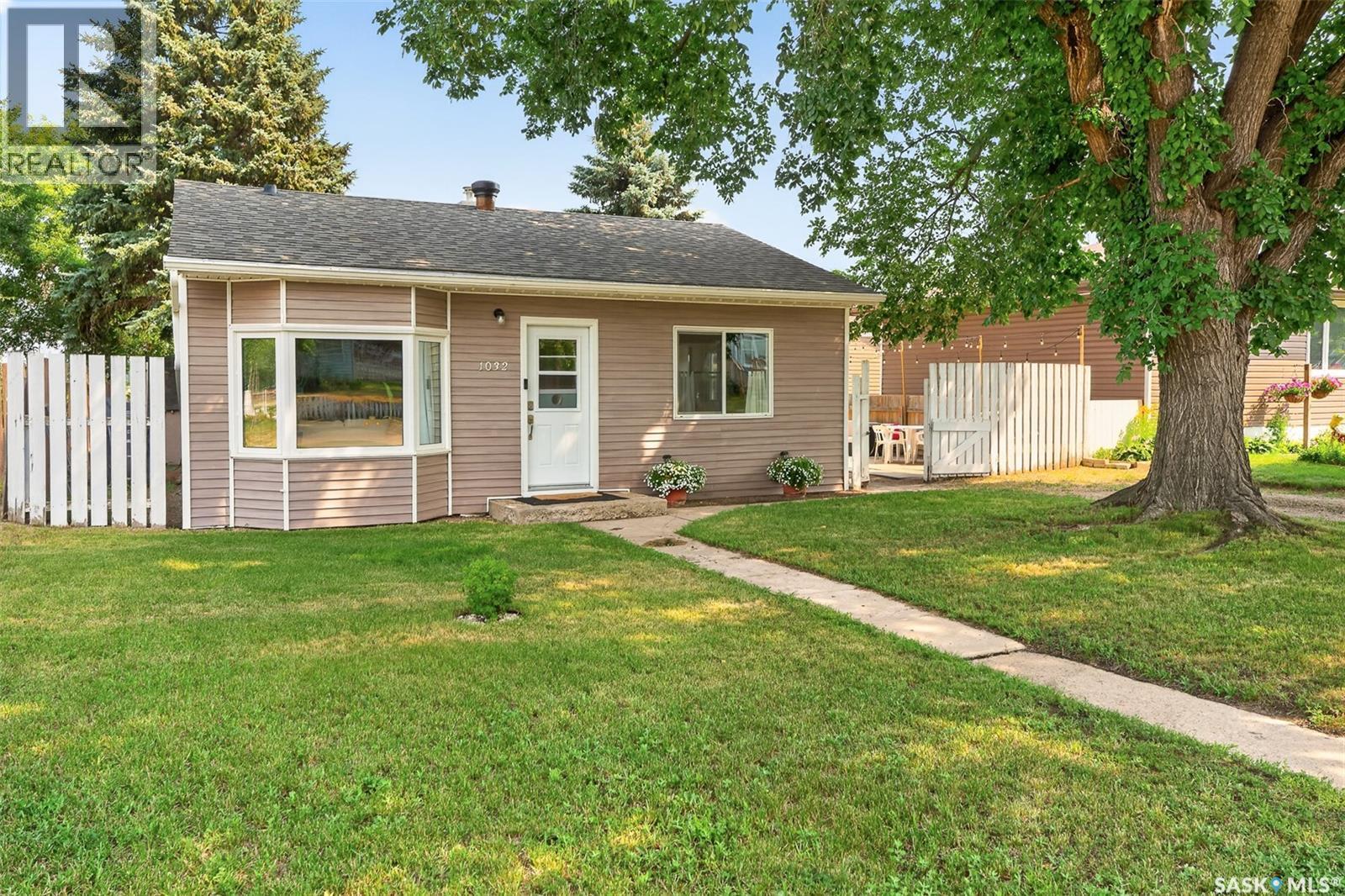 1032 Lillooet Street W, Moose Jaw, SK - Outdoor