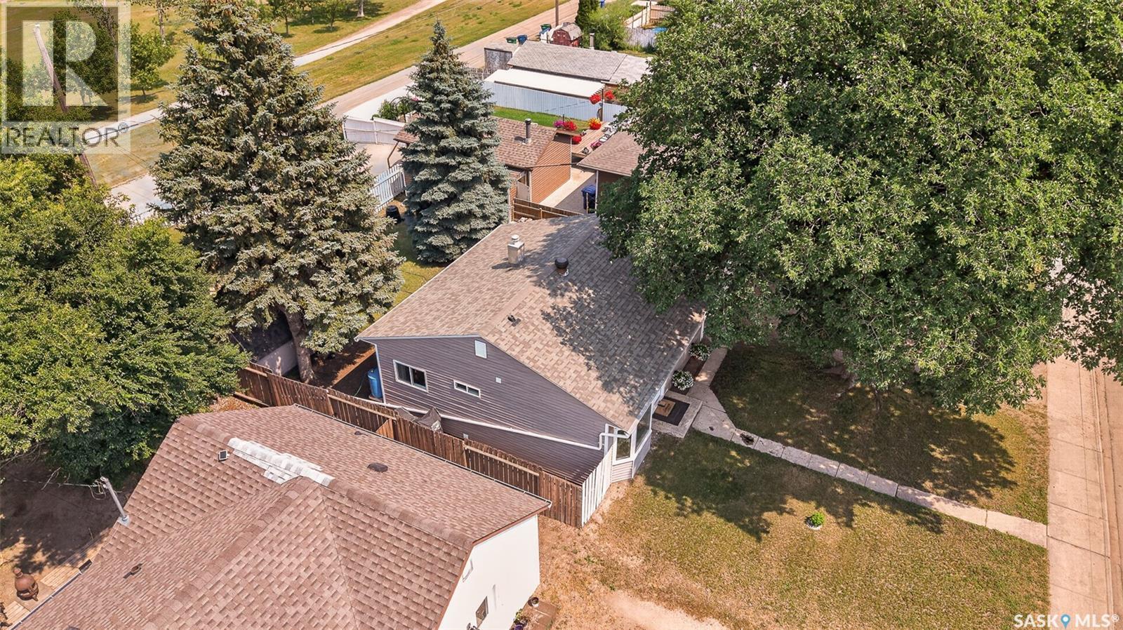 1032 Lillooet Street W, Moose Jaw, SK - Outdoor