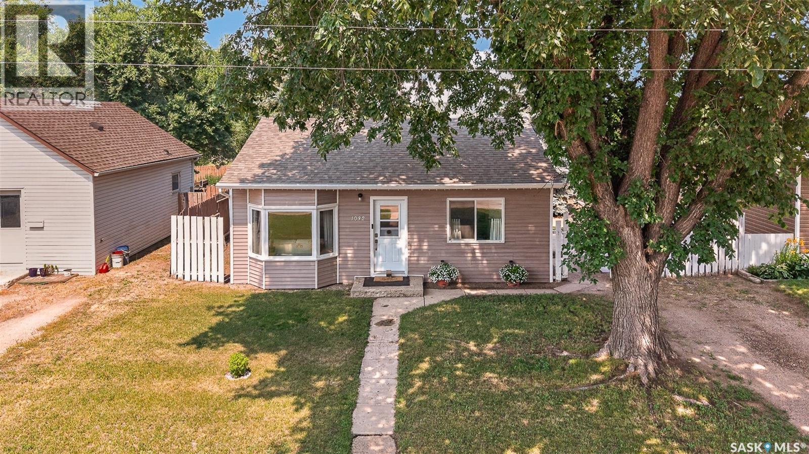 1032 Lillooet Street W, Moose Jaw, SK - Outdoor
