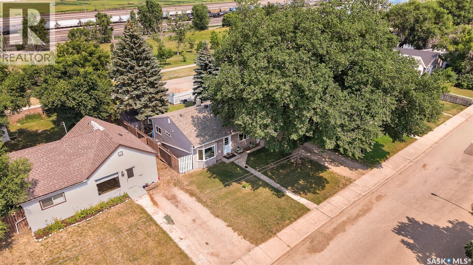 1032 Lillooet Street W, Moose Jaw, SK - Outdoor