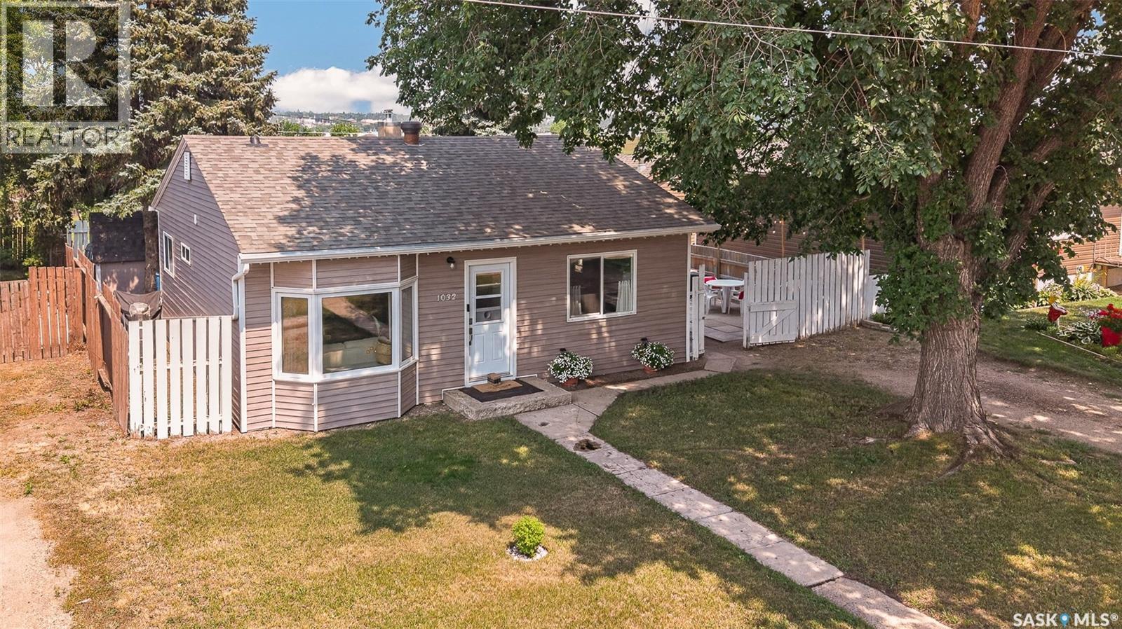 1032 Lillooet Street W, Moose Jaw, SK - Outdoor