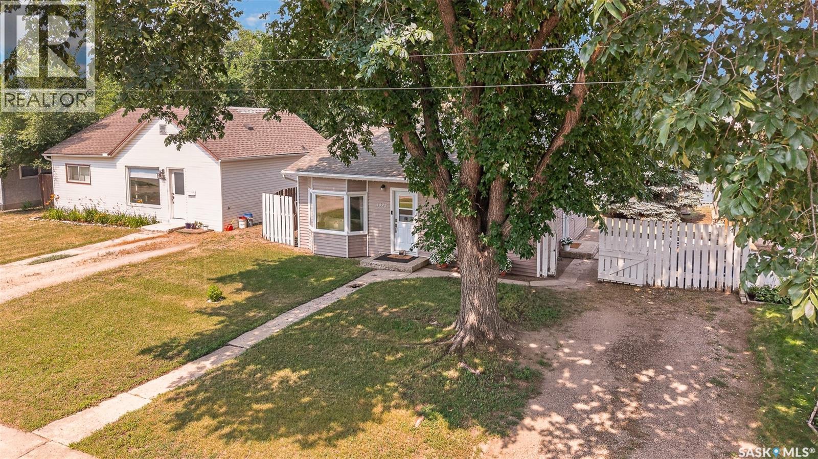 1032 Lillooet Street W, Moose Jaw, SK - Outdoor
