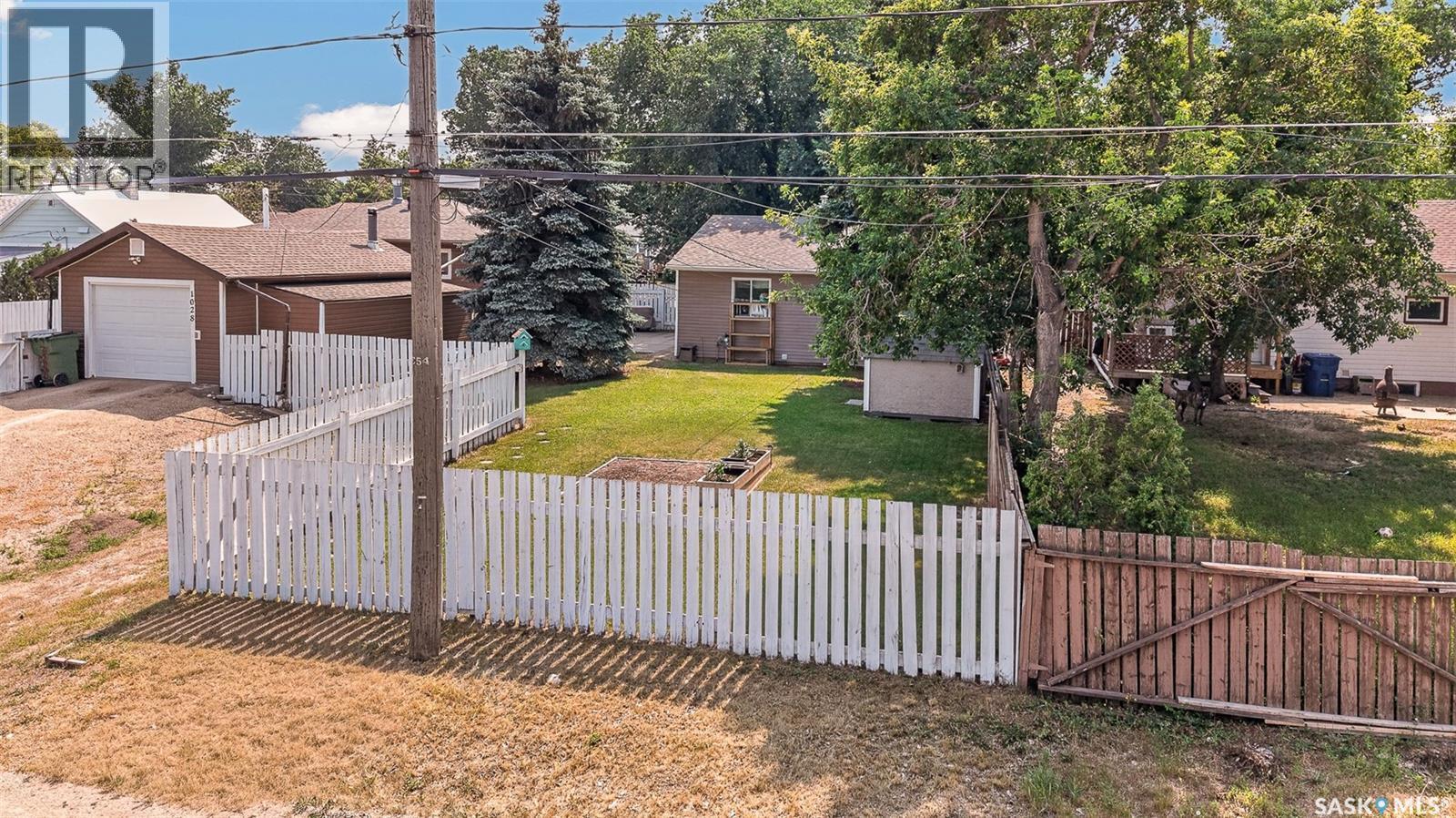 1032 Lillooet Street W, Moose Jaw, SK - Outdoor
