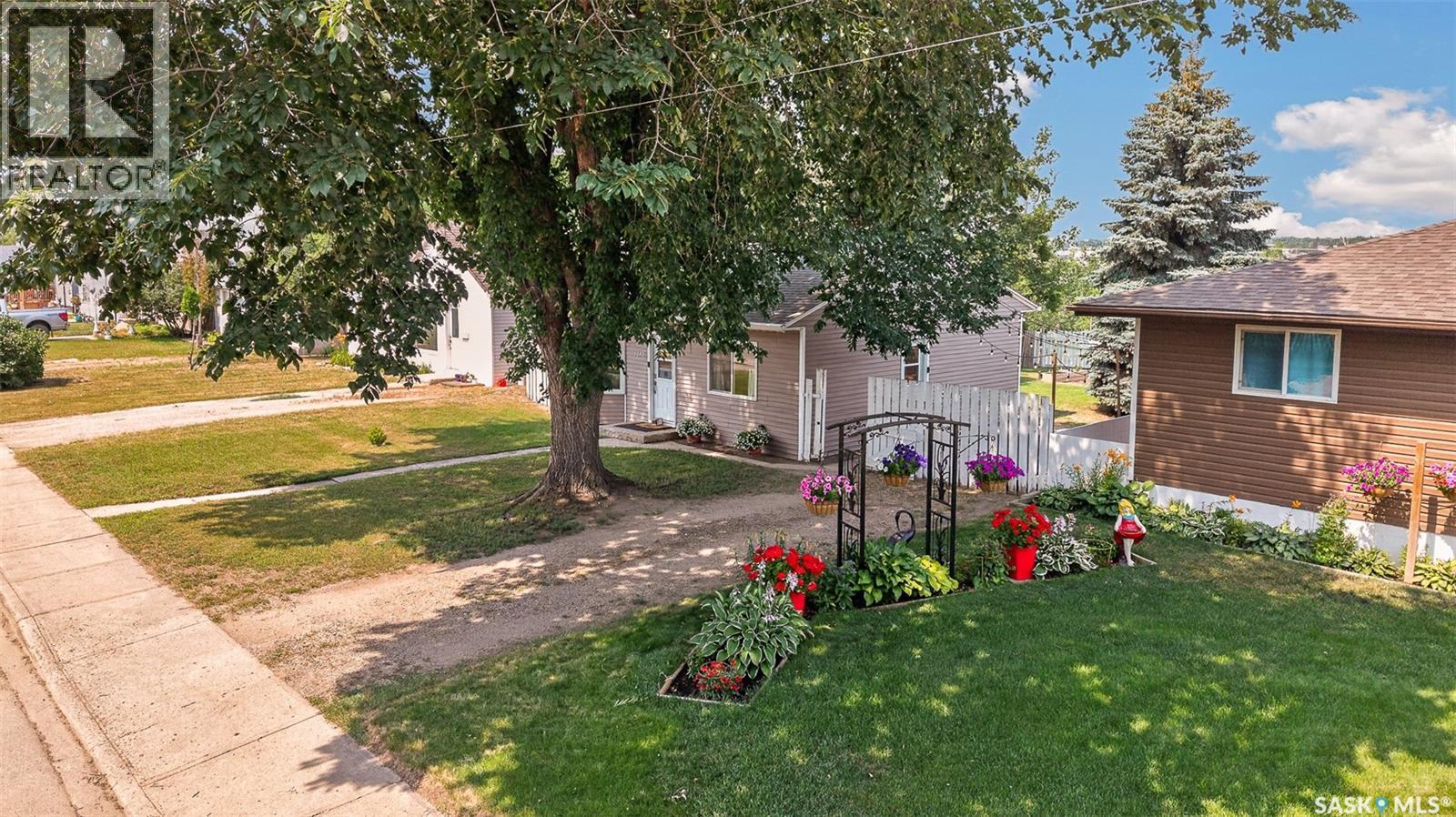 1032 Lillooet Street W, Moose Jaw, SK - Outdoor