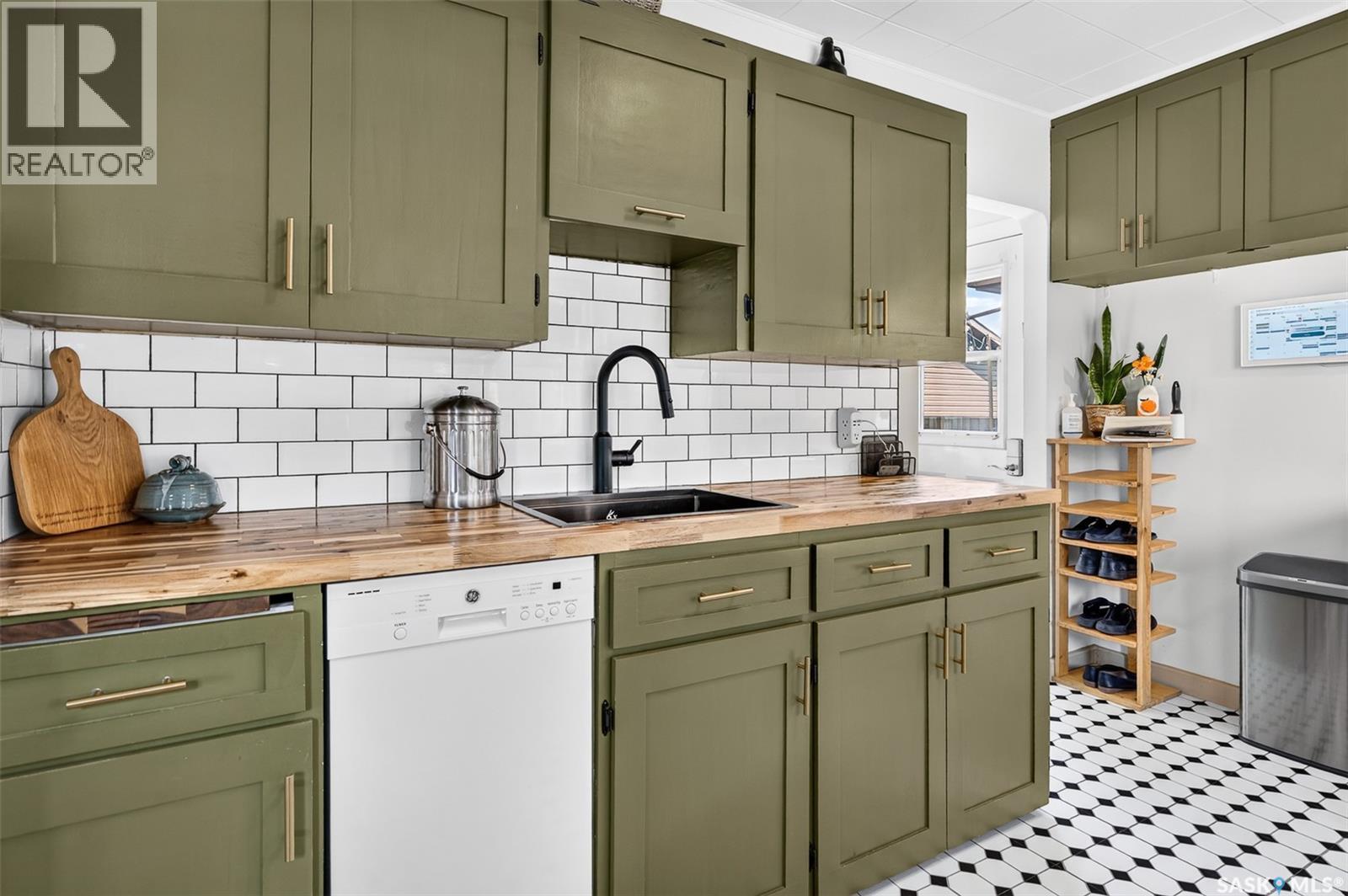 1032 Lillooet Street W, Moose Jaw, SK - Indoor Photo Showing Kitchen With Double Sink