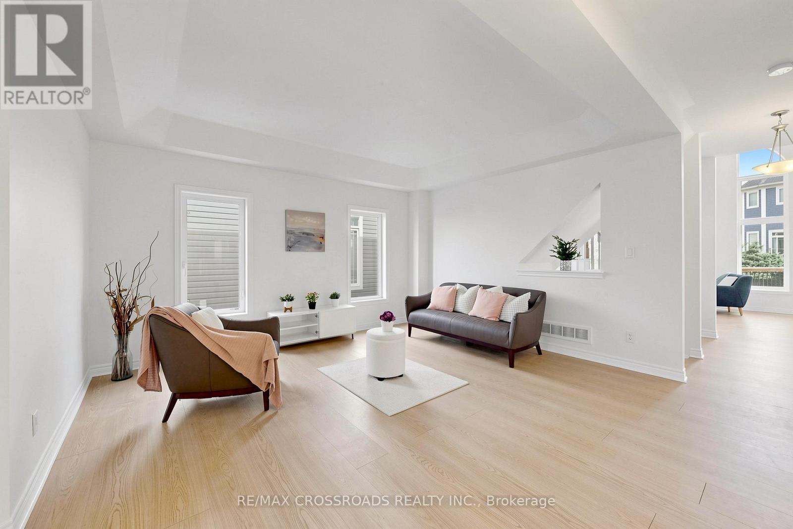 55 John Link Avenue, Georgina, ON - Indoor Photo Showing Living Room