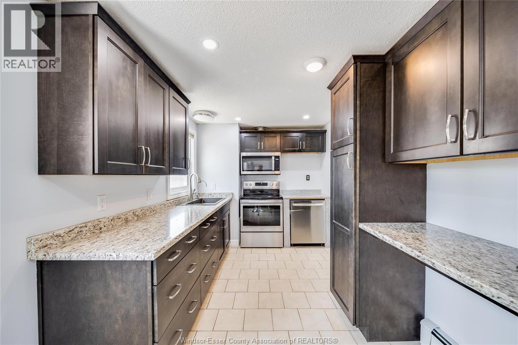 10395 Caledon Court, Windsor, ON - Indoor Photo Showing Kitchen