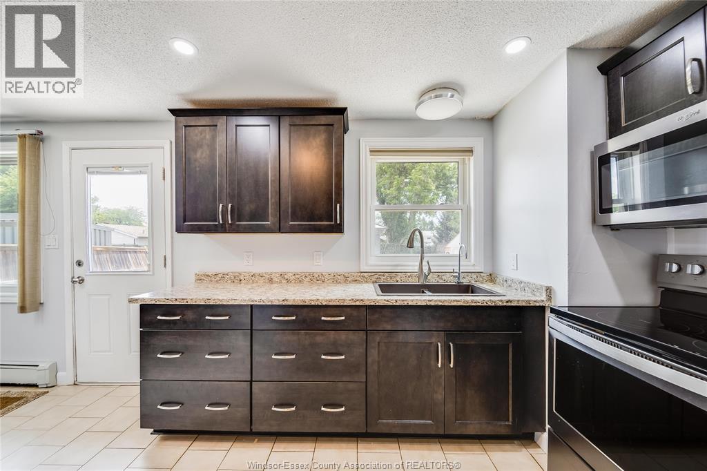10395 Caledon Court, Windsor, ON - Indoor Photo Showing Kitchen With Double Sink