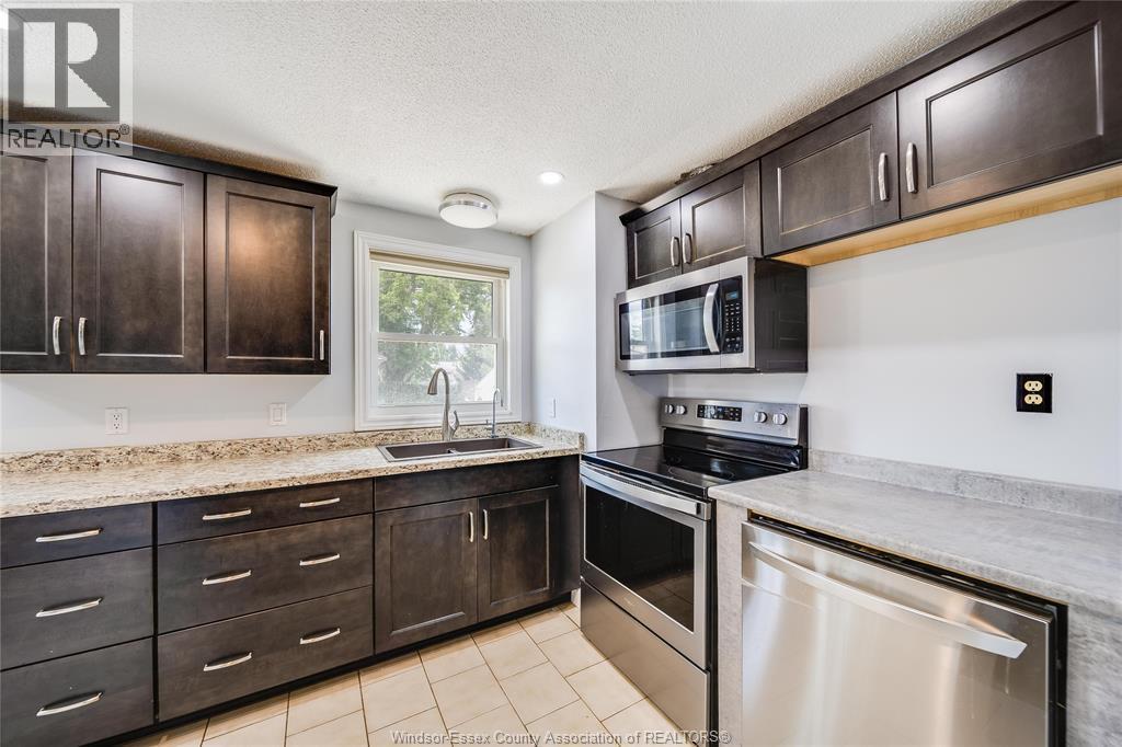 10395 Caledon Court, Windsor, ON - Indoor Photo Showing Kitchen