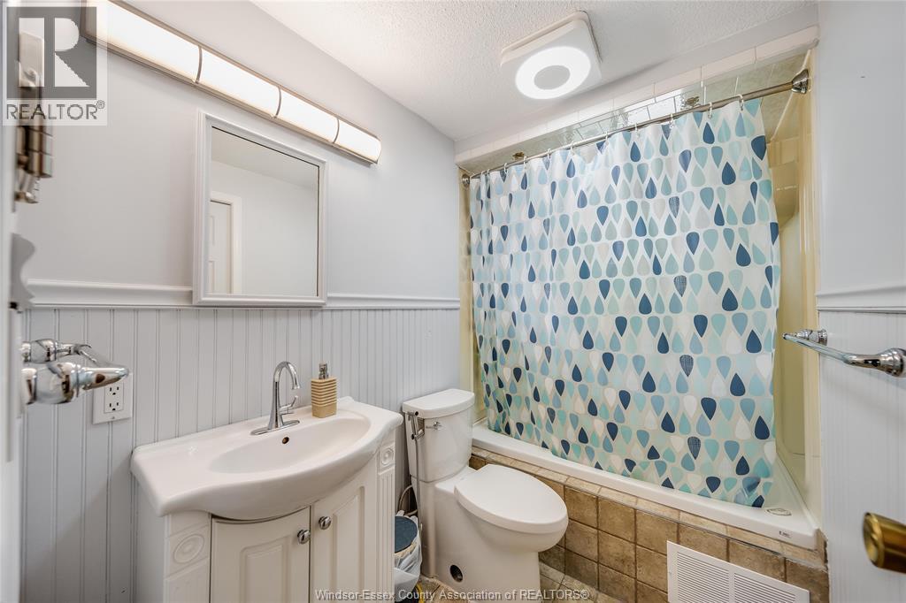 10395 Caledon Court, Windsor, ON - Indoor Photo Showing Bathroom