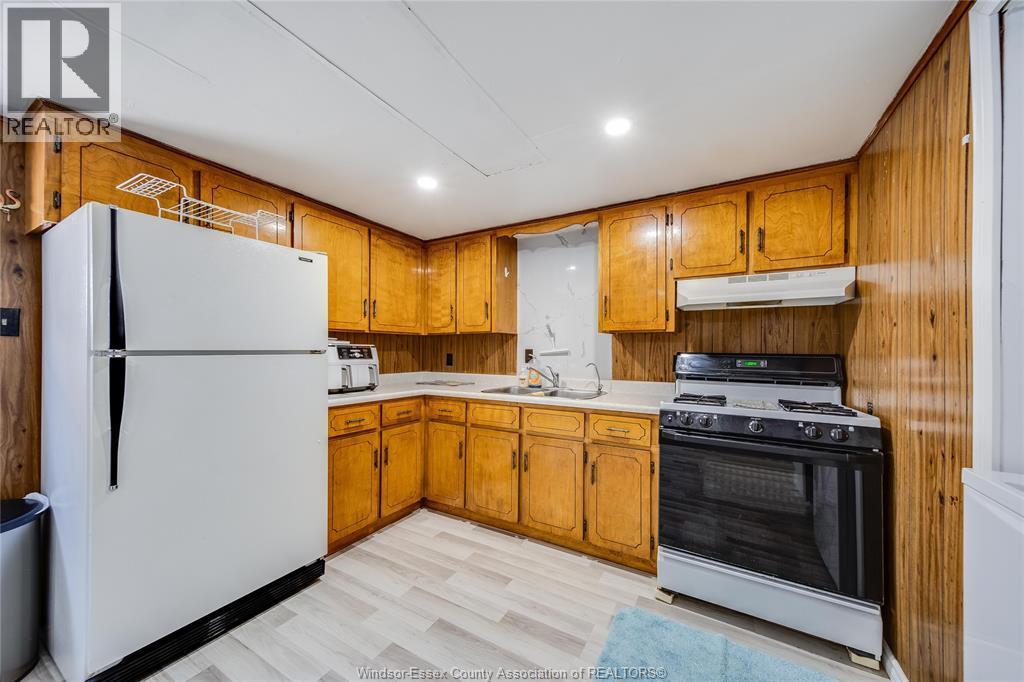 10395 Caledon Court, Windsor, ON - Indoor Photo Showing Kitchen With Double Sink