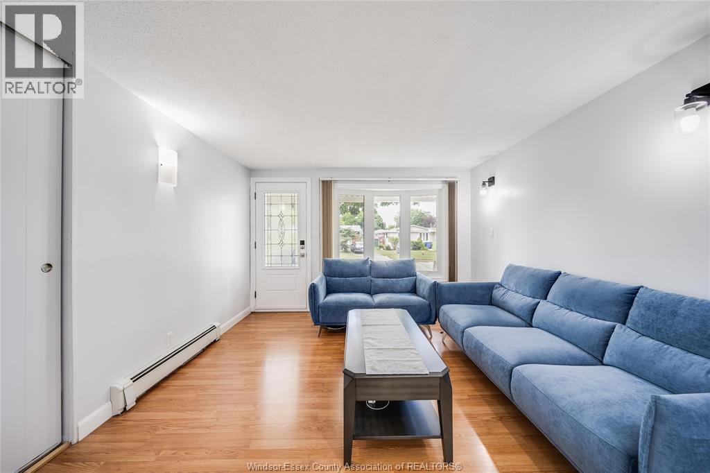 10395 Caledon Court, Windsor, ON - Indoor Photo Showing Living Room