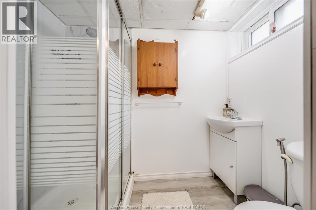 10395 Caledon Court, Windsor, ON - Indoor Photo Showing Bathroom