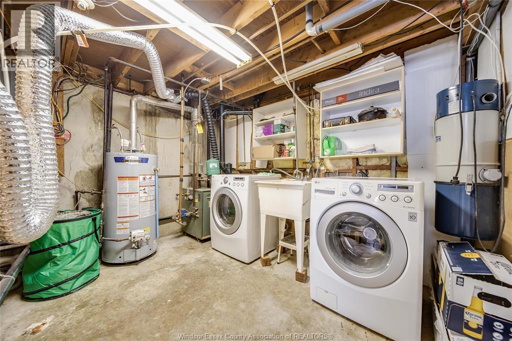 10395 Caledon Court, Windsor, ON - Indoor Photo Showing Laundry Room