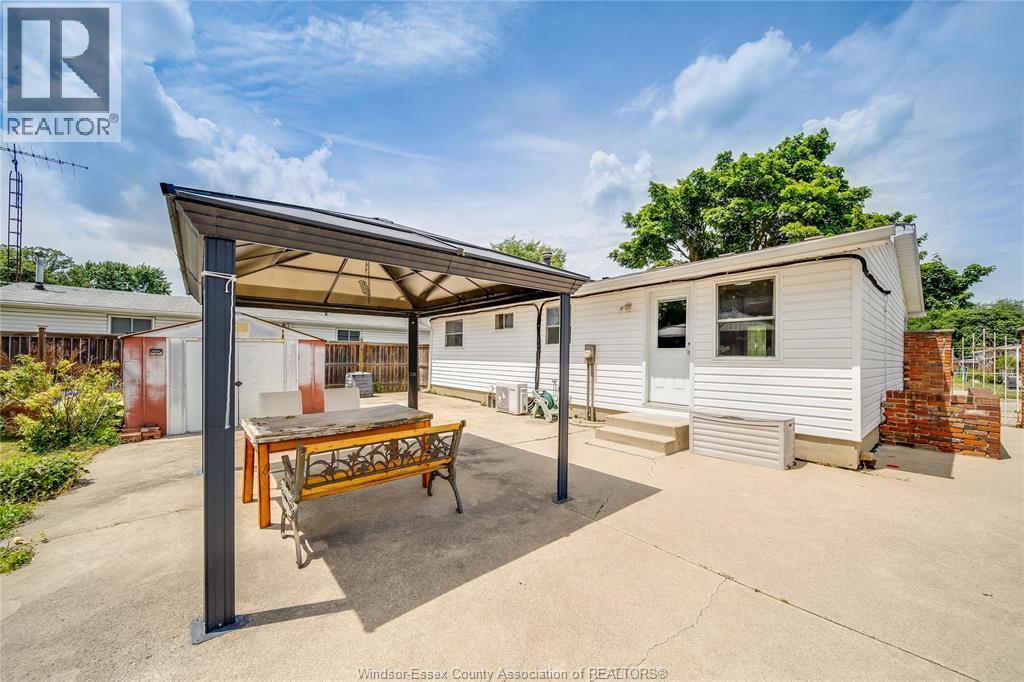 10395 Caledon Court, Windsor, ON - Outdoor With Exterior