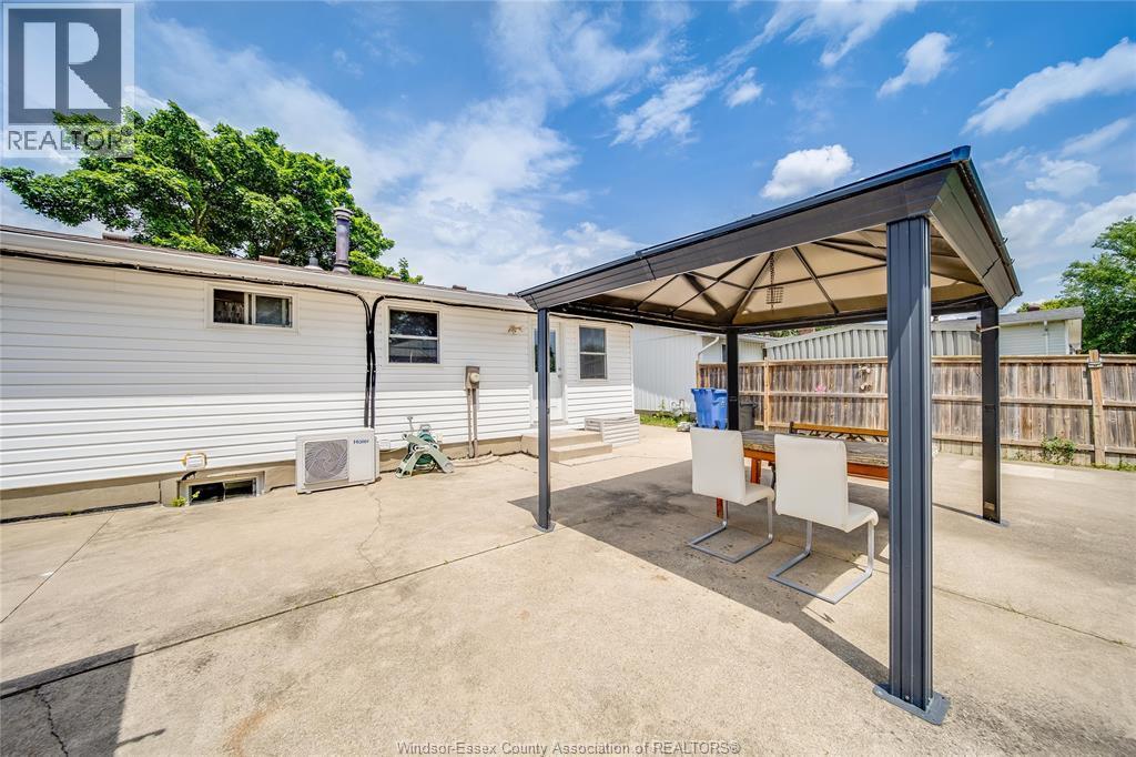 10395 Caledon Court, Windsor, ON - Outdoor With Exterior