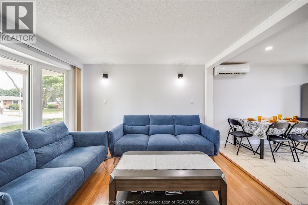 10395 Caledon Court, Windsor, ON - Indoor Photo Showing Living Room
