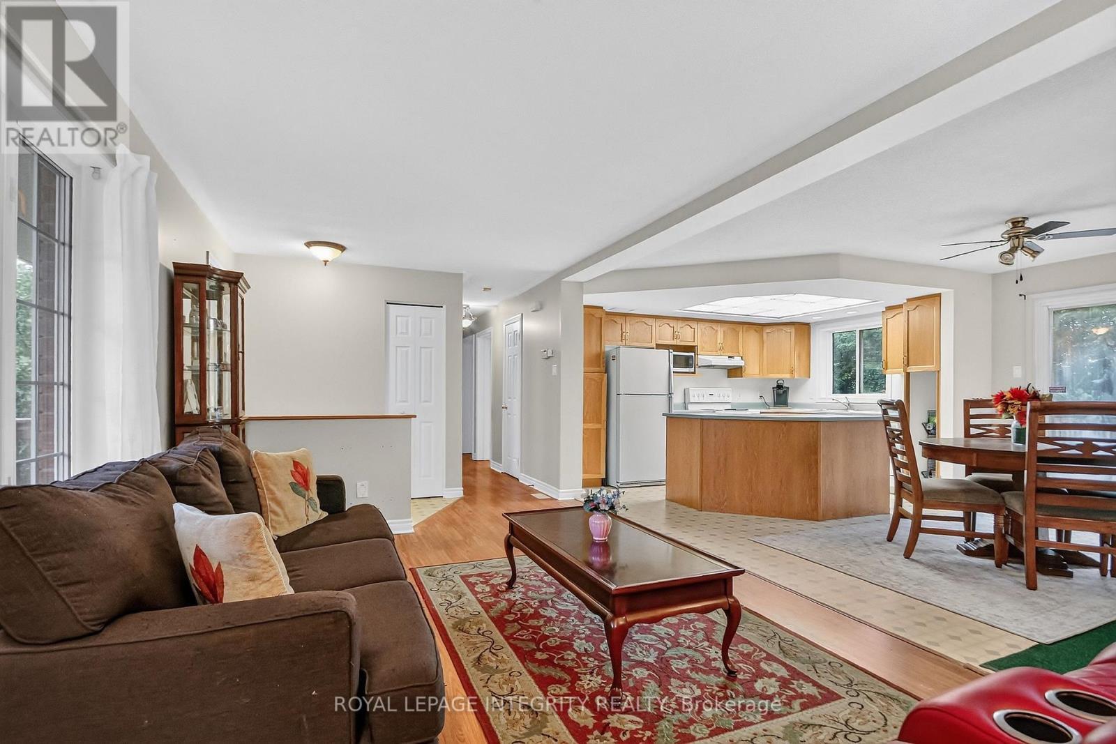 8308 Rosefire Drive, Ottawa, ON - Indoor Photo Showing Living Room